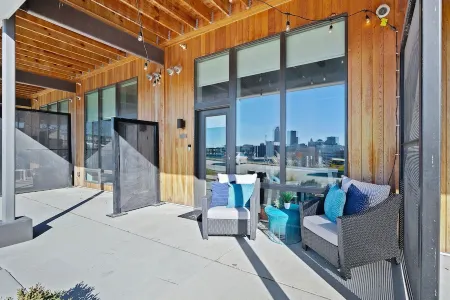 Free Parking and Gym - Loft Near Wells Fargo Arena Downtown - Stocked Kitchen Отели рядом с достопримечательностью «Грэйтер Де-Мойн Ботаникал Гарден»