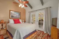 Hau'oli Place - Happy little tiki cottage in Volcano