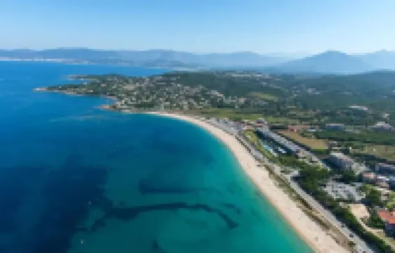 Studio à 150 m de la Plage D'agosta et des Commerces Hotels in Albitreccia