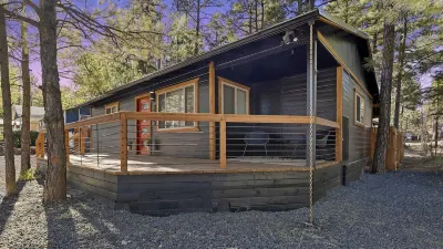 NEW Cabin, 2 porches, fireplace, Dog Friendly fenced yard