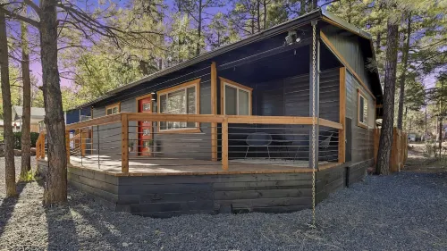 Retro Cabin, 2 Porches, Fireplace, Dog Friendly Fenced Yard