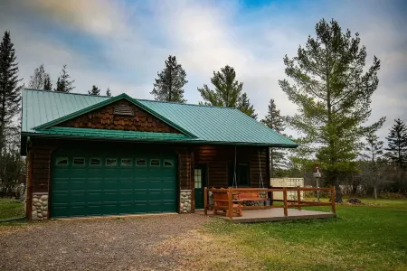 Secluded North Shore Cottage Near the Lake with Cozy Fireplace & Modern Comforts
