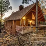 Experience nature in your cozy Munds Park 4-bedroom cabin by Coconino Forest