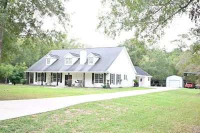 Modern Farmhouse & Guest Home in Wallisville!