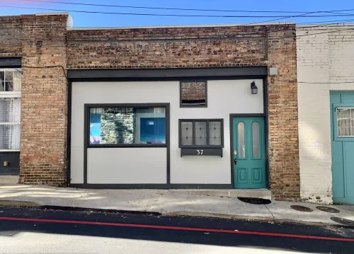 Spacious 2-story Apt on Carolina Ln w/mural! Right in the heart of Downtown AVL