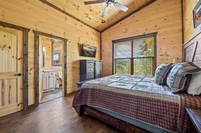 Cozy and luxurious, conveniently located between Pigeon Forge and Gatlinburg!