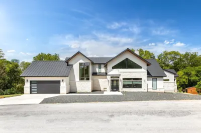 NEW! Lakefront luxury - pool, hot tub, game room, pets, sleeps 30! Hotels near Polmedia Polish Pottery