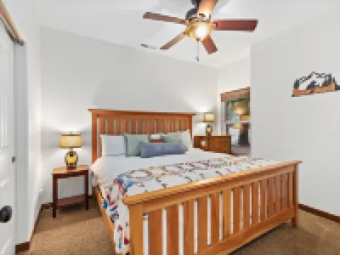 5-star family home with game room, private hot tub, summer pool, near the lake! Hotels in Ronald