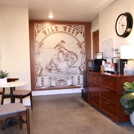 Urban & Hip Suite in the Warehouse District, Pets Allowed