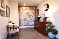 Urban & Hip Suite in the Warehouse District, Pets Allowed