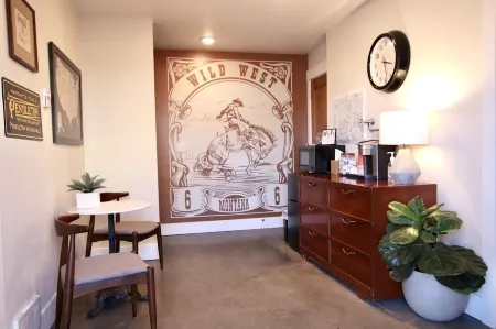 Urban & Hip Suite in the Warehouse District, Pets Allowed Отели в г. Фор Корнерс