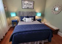 Cozy Coastal Cottage 5 minutes from the Seawall. Fenced yard with chicken coop