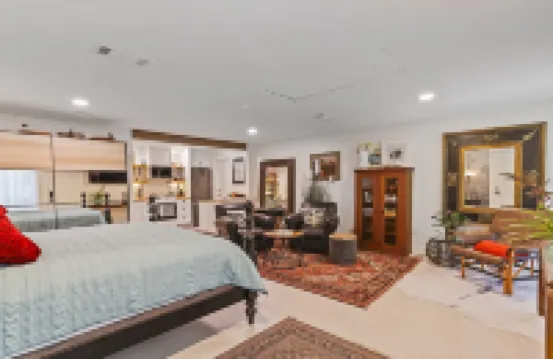 Elegant Studio, 5 Min Walk to Main Street’s Antique Shops & Restaurants!