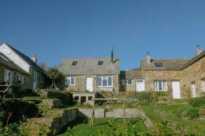 Beautiful hand crafted cottage 5 minutes from sandy beach and rugged coastline! Hotels near Mawgan Porth Beach