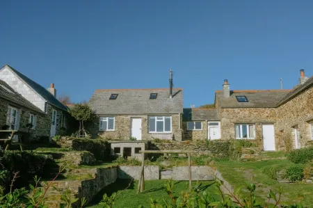 Beautiful hand crafted cottage 5 minutes from sandy beach and rugged coastline! Отели в г. Мауган-ин-Пайдар