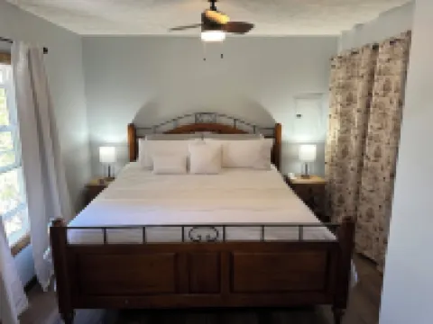 Cozy Cabin in the Woods ,Pet-Friendly! Treehouse feel on the large deck!