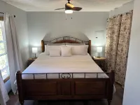 Cozy Cabin in the Woods ,Pet-Friendly! Treehouse feel on the large deck!