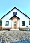Cosy and Quiet Farm Stay, Overlooking Horse Ranch. Hotels near Seattle Premium Outlets