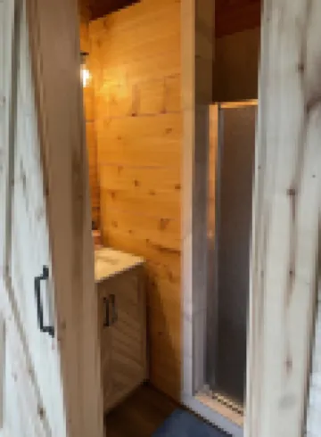 Brand new Cabin! Hot tub, fire pit, large porch, space for families, views.