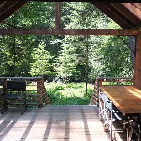 Romantic Mt. Hood Streamside Retreat, Hot Tub, BBQ, Fast WiFi. Pets Welcome, Ski