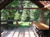 Romantic Mt. Hood Streamside Retreat, Hot Tub, BBQ, Fast WiFi. Pets Welcome, Ski