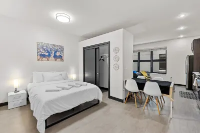 Designer Luxe 1BR in Historic West Town/Fast WI-FI