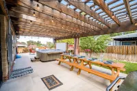 Hot Tub, Steam Room, Billiards, Ping Pong, Darts, 3 Kings, 8 beds total. Hotels near Brass Armadillo Antique Mall - Denver