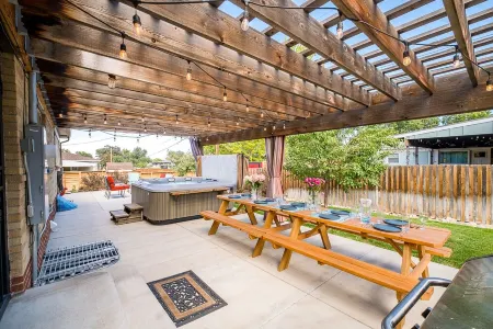 Hot Tub, Steam Room, Billiards, Ping Pong, Darts, 3 Kings, 8 beds total.