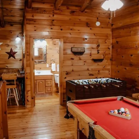 Country Life~ Hot Tub, Pool Table, Foosball, Fire Pit and Short Stroll to Creek.