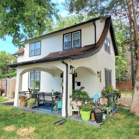 3-bedroom Modern home in welcoming Topeka with WiFi, AC