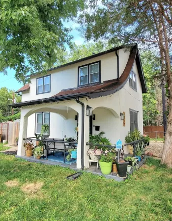 3-bedroom Modern home in welcoming Topeka with WiFi, AC Отели в г. Топика