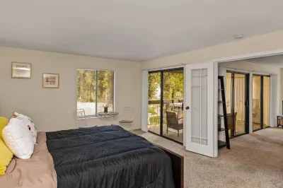 Bright and Sunny upstairs condo. Palm Springs Convention Center 주변 호텔