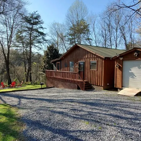 Lightning Bug Lodge - Cozy Mountain Cabin, Peaceful/Quiet Area, Hot tub!