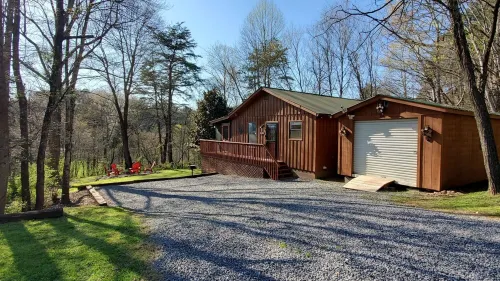 Lightning Bug Lodge - Cozy Mountain Cabin, Peaceful/Quiet Area, Hot tub!