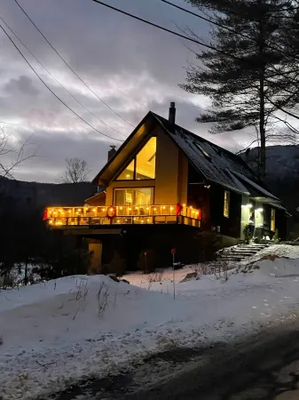 Dragonfly Cottage -Luxurious Mountain View A-Frame -quiet street close to town. Отели рядом с достопримечательностью «Даттон Фарм Станд»