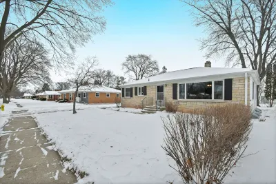 Home Away from Home -10 minute walk to Lambeau and Titletown district. Hotels near KI Convention Center