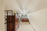 Greener Pastures Getaway - Downtown Frederick - 30 minutes to Boulder/Denver!