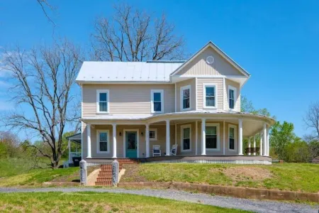 River Mill House - a Historic Riverside Home Отели в г. Маунт Крофорд