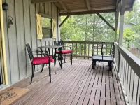 “The Sugarloaf Mountain Cabin” A Charming Lakefront Escape!!