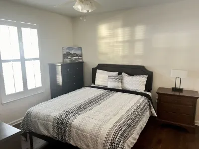 Cozy and Spacious Condo: Prime Location, Minutes from Beach and Downtown! 레그 몰 공원 주변 호텔