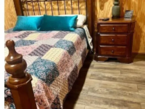 Cozy cabin on Lake Ludwig with a nice view of the lake. Pet friendly! 約翰遜縣酒店