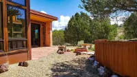 The Red Earth Palace Retreat - Private Natural Hot Spring Access โรงแรมใน