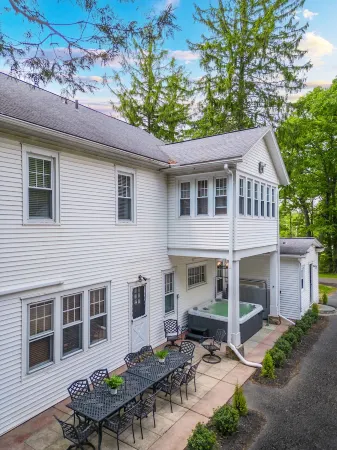 8 bedroom Manor - Hot Tub - Game Room - Fire Pit - Sleeps 22