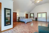 Creekside Cabin - Watkins Glen, Corning, Finger Lakes with Hot Tub