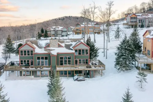 Ski-on Ski-Off w Private Hot Tub & Sauna!