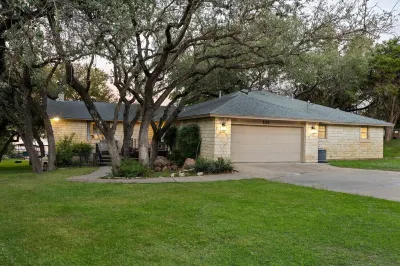 Luxury Lake House - Protected Cove on Inks Lake!!