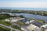 Manatee Harbor: Marina, Heated Pool-Spa, Island Ferry with Private Beach Access!