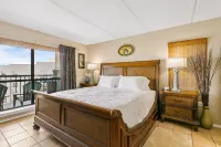 Beach view 3 bedroom condo 2 minute walk from the beach!
