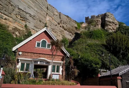 Location-Location-Location! - Spacious 2 Bed Apt with Sea & Country Views