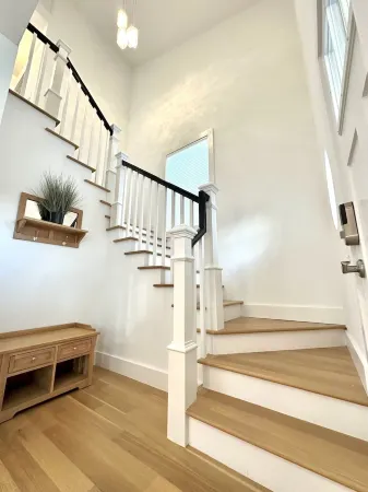 Walk to the Village! Charming modern beachhouse